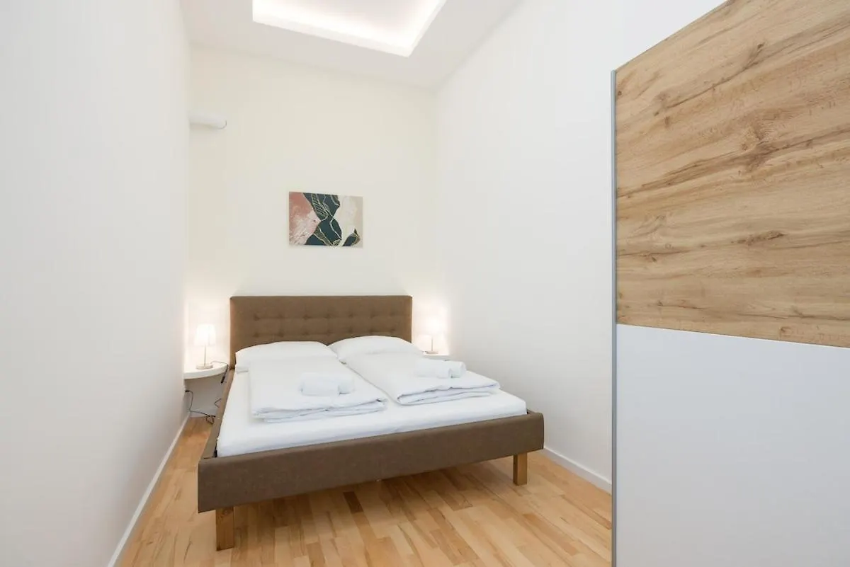 Close To Schoenbrunn I Bright Flat, Fast Wifi Vienna Austria