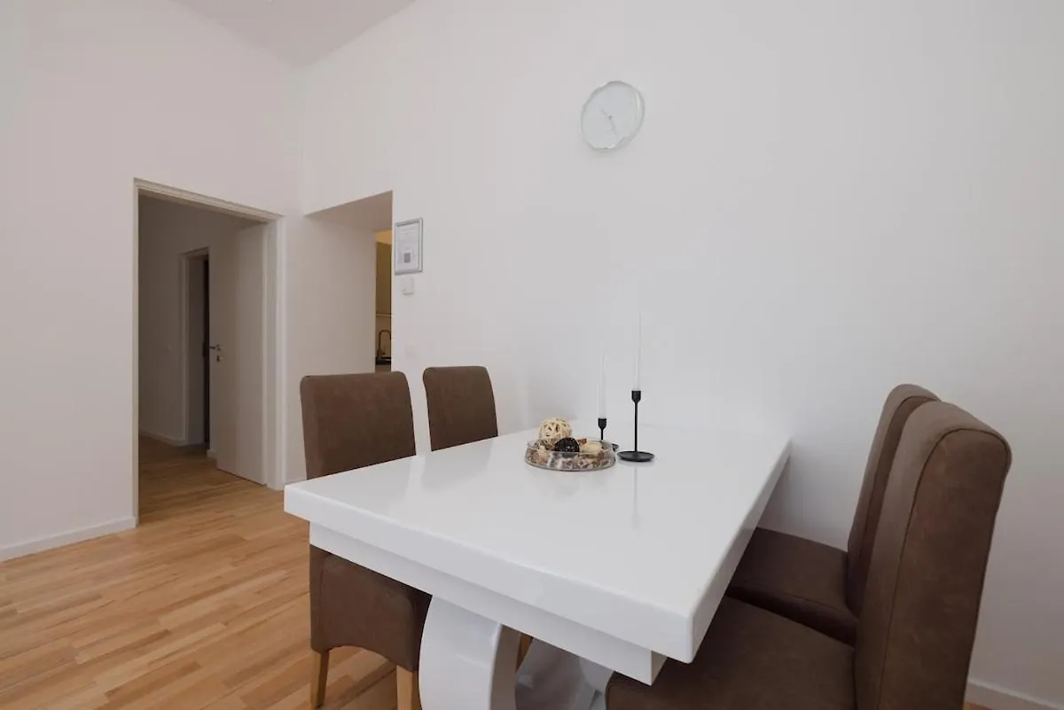 Close To Schoenbrunn I Bright Flat, Fast Wifi Vienna Apartment