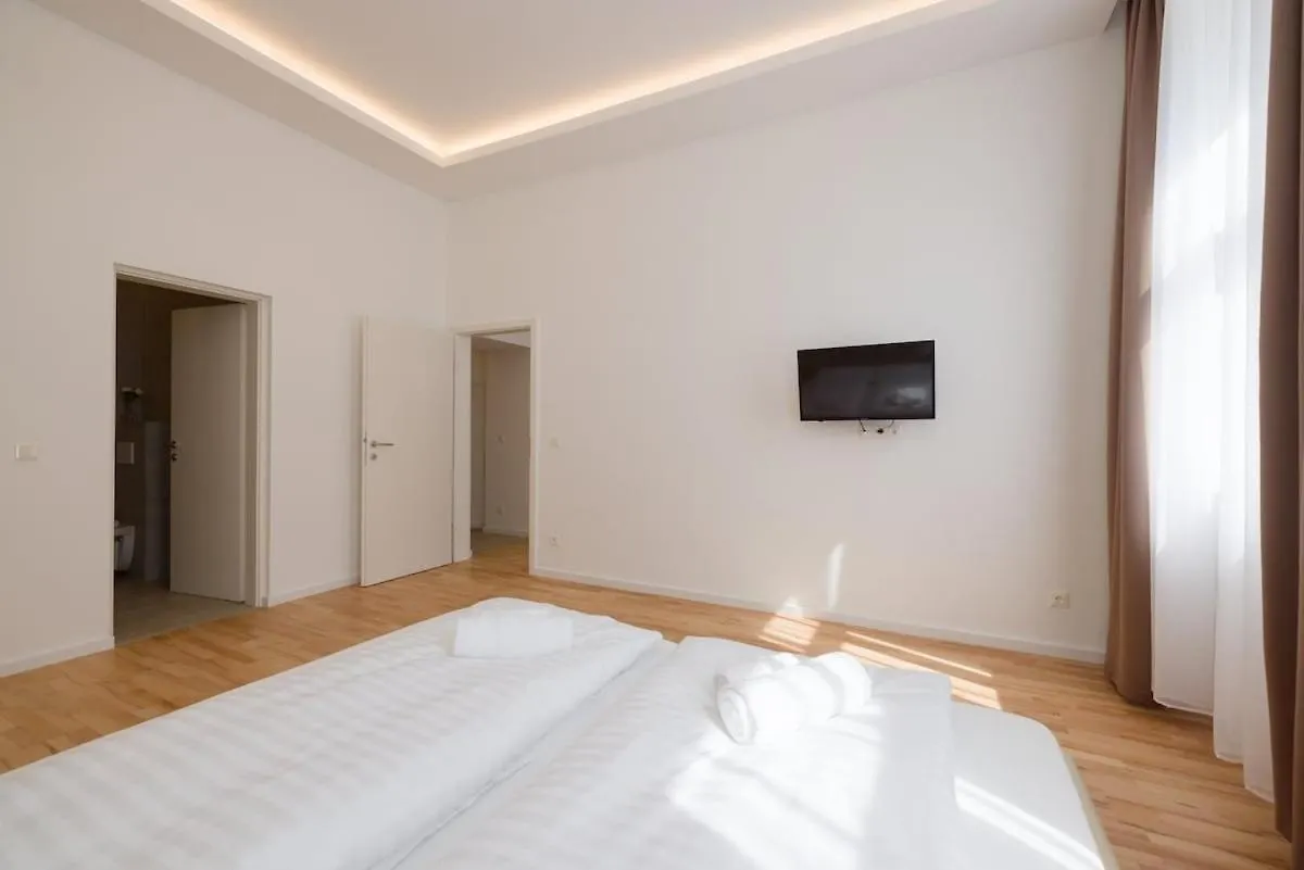Apartment Close To Schoenbrunn I Bright Flat, Fast Wifi Vienna