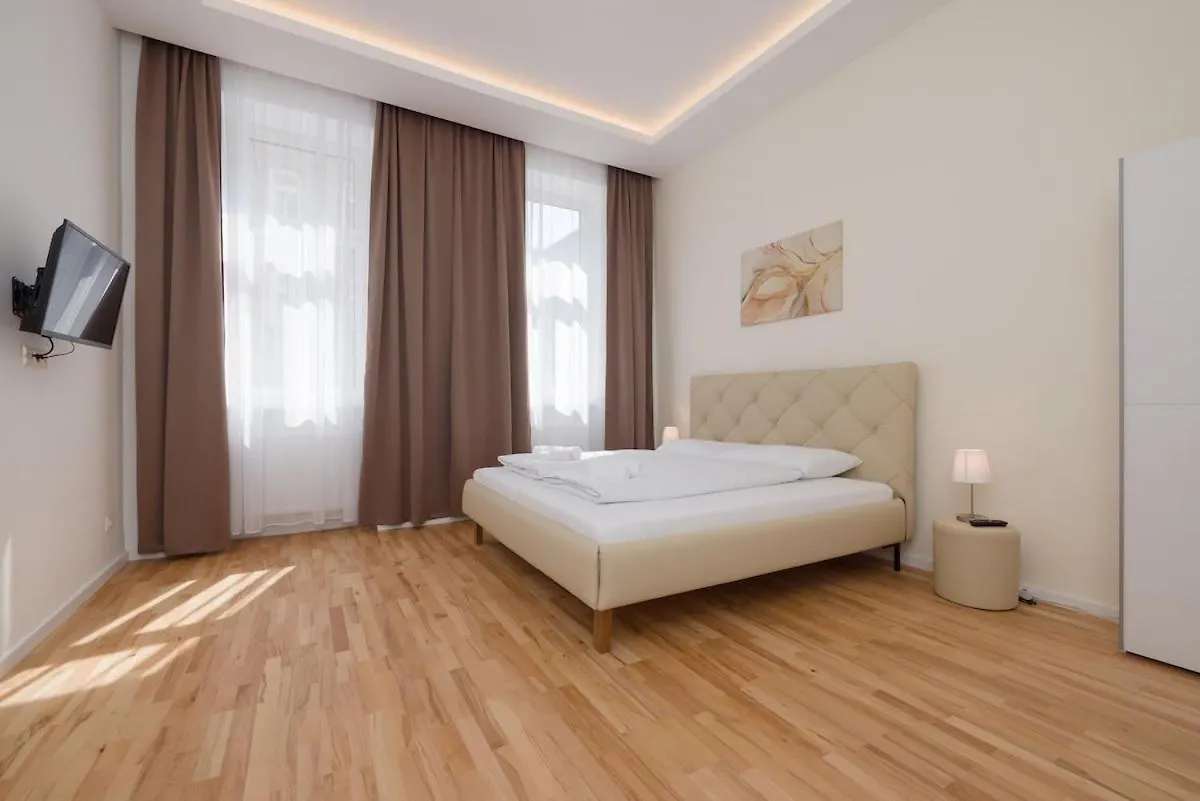 Close To Schoenbrunn I Bright Flat, Fast Wifi Vienna Apartment