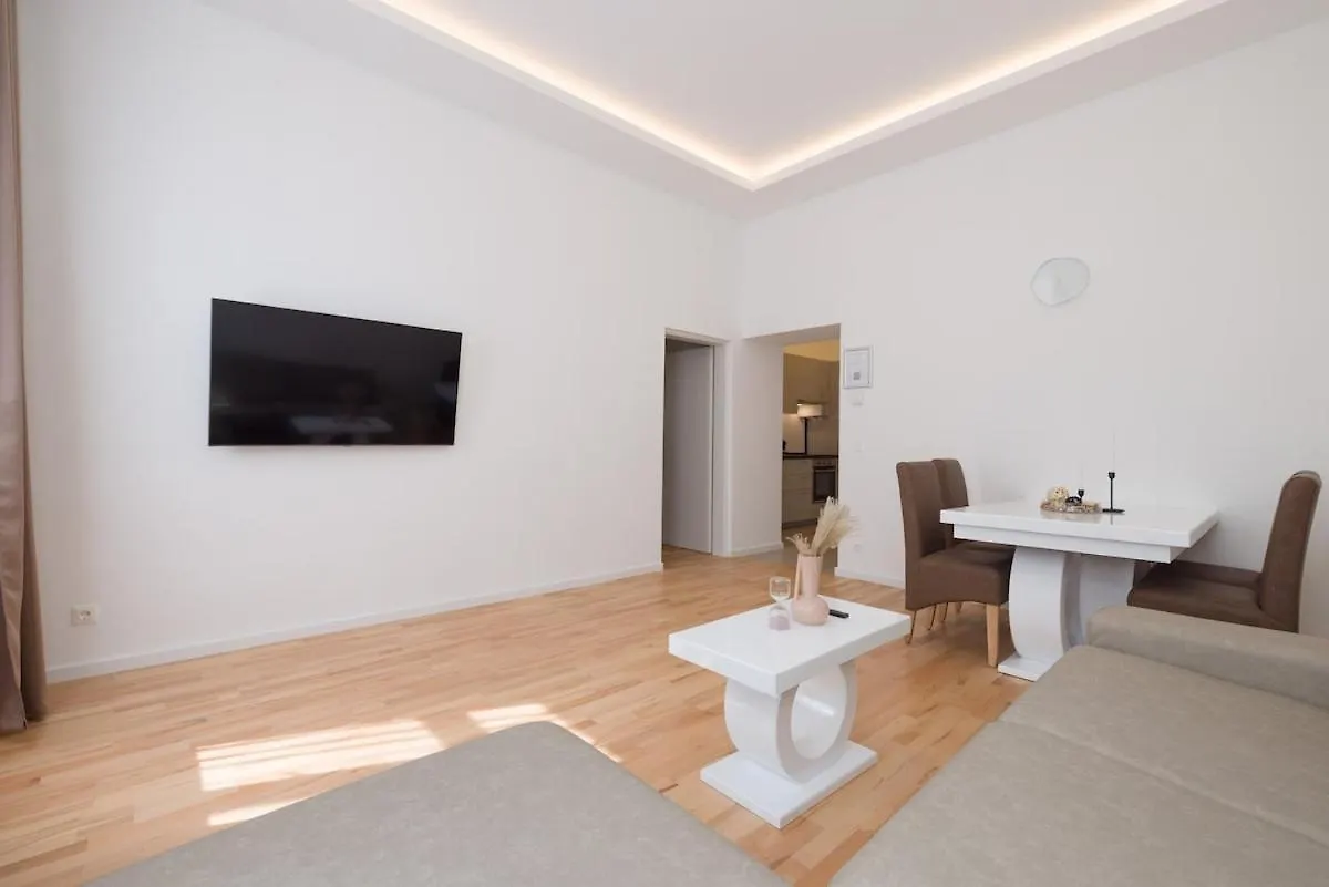 Apartment Close To Schoenbrunn I Bright Flat, Fast Wifi Vienna