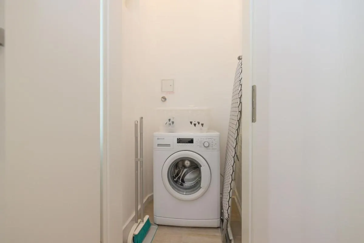Close To Schoenbrunn I Bright Flat, Fast Wifi Vienna 0*,