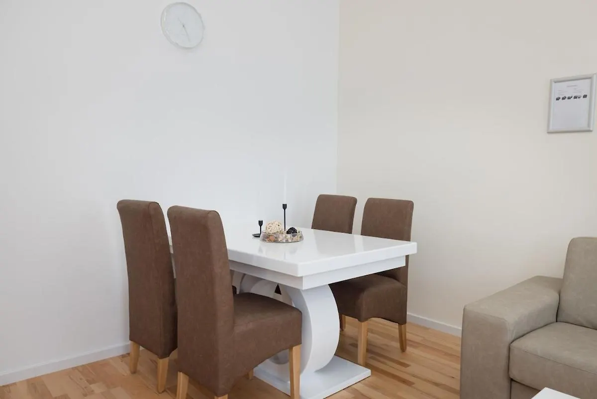 Close To Schoenbrunn I Bright Flat, Fast Wifi Vienna