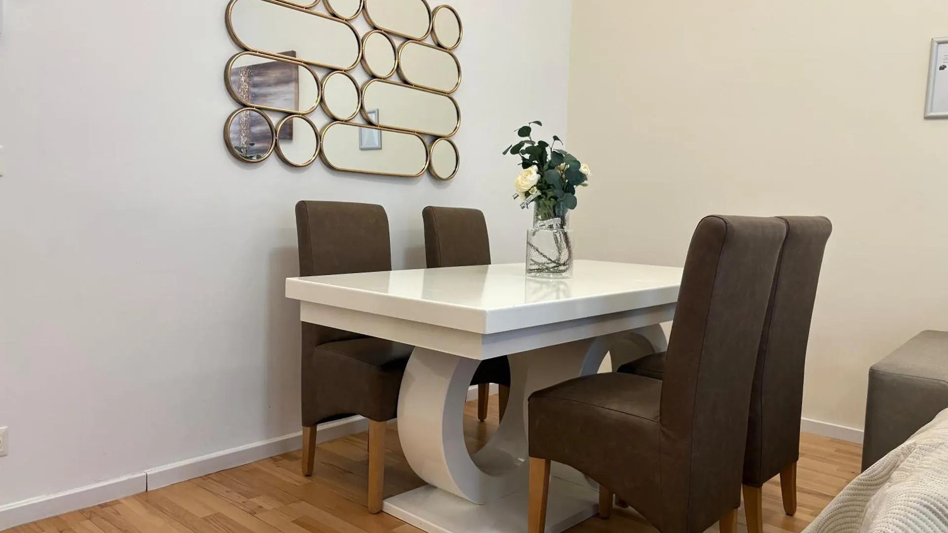Apartment Close To Schoenbrunn I Bright Flat, Fast Wifi Vienna