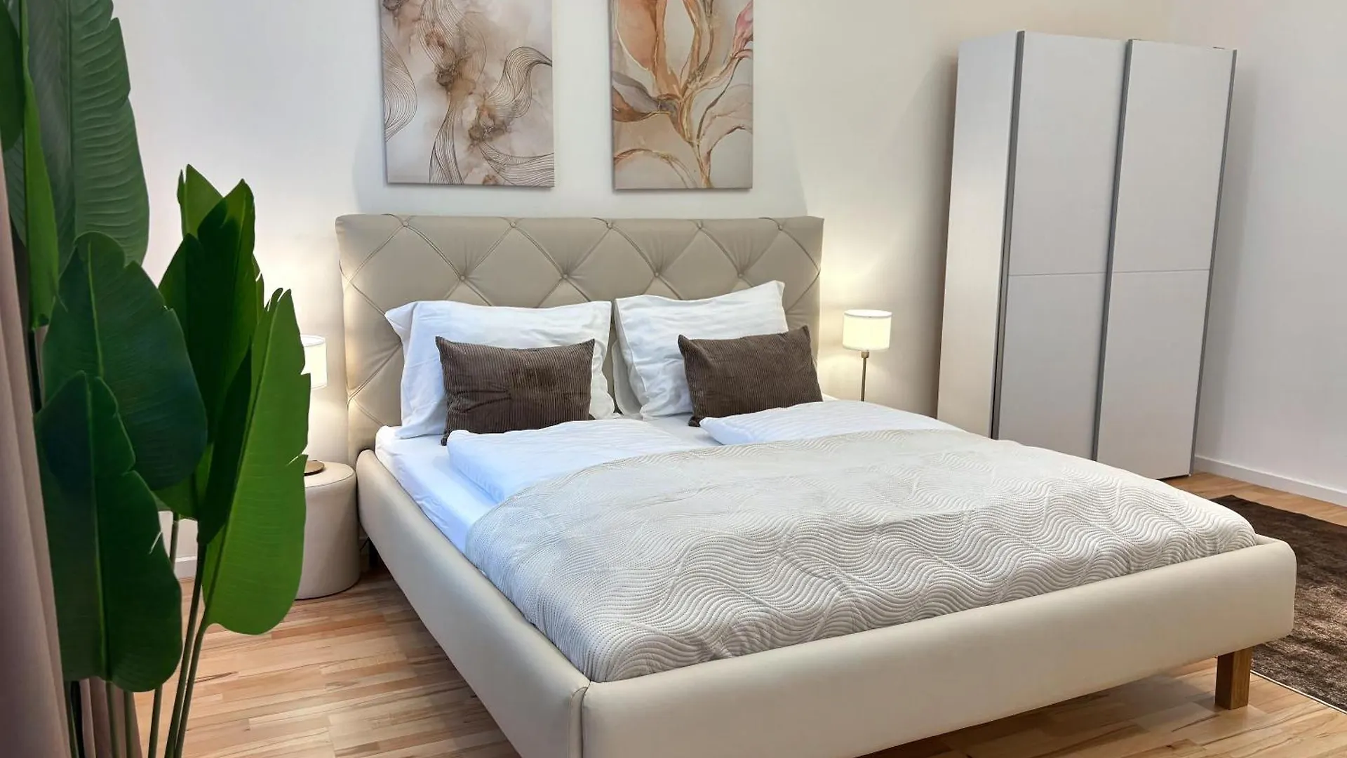 Close To Schoenbrunn I Bright Flat, Fast Wifi Vienna Apartment