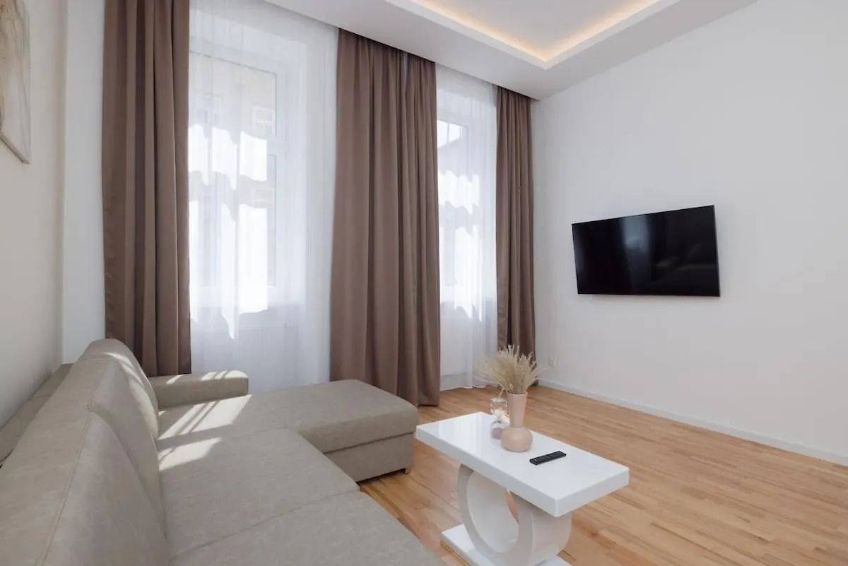 Close To Schoenbrunn I Bright Flat, Fast Wifi Vienna