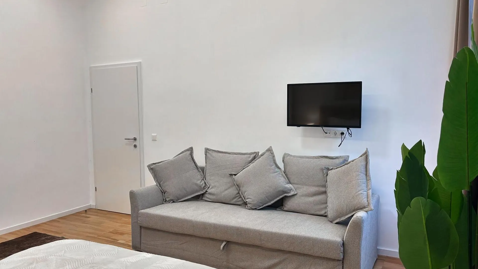 Close To Schoenbrunn I Bright Flat, Fast Wifi Vienna Apartment