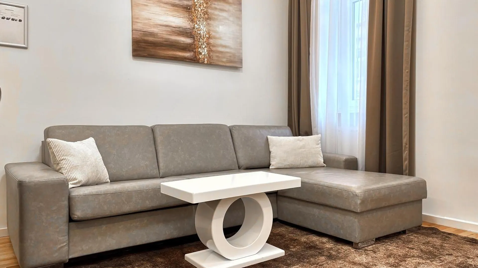 Apartment Close To Schoenbrunn I Bright Flat, Fast Wifi Vienna