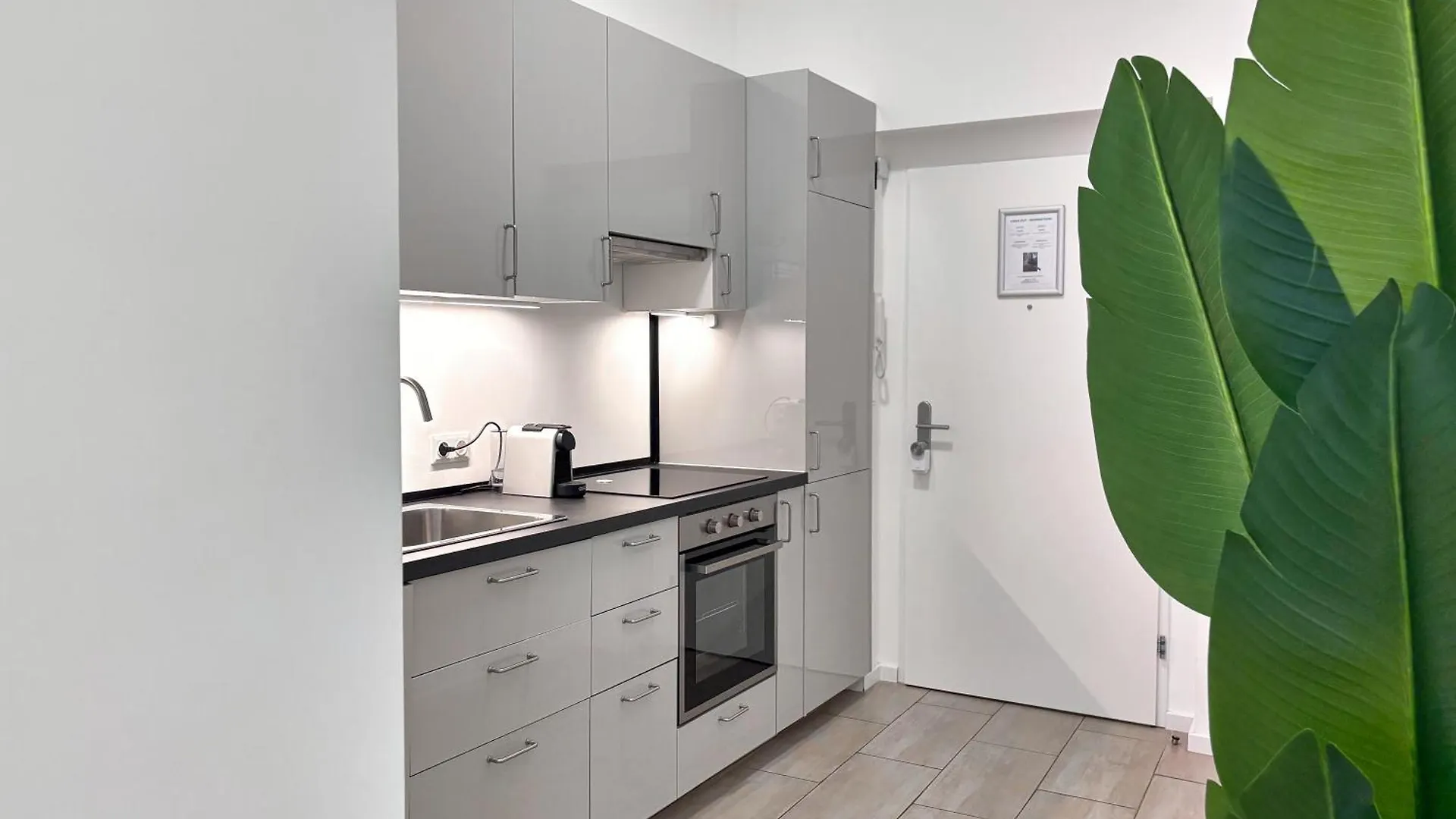 Close To Schoenbrunn I Bright Flat, Fast Wifi Vienna Apartment